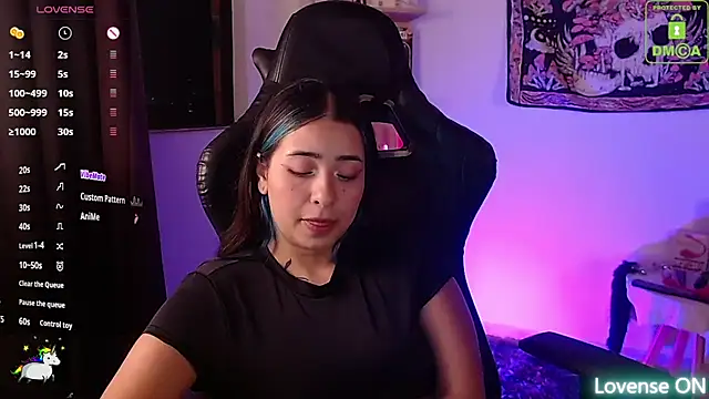 sweetcoralinee online show from October 15, 3:28 am