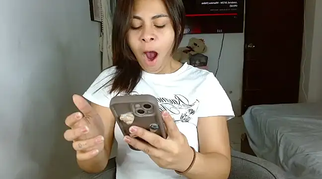 Snapshot of violet_leo chatting on March 4, 10:27 pm violet leo online show from March 4, 10:27 pm