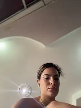 Snapshot of emiss_ chatting on October 23, 1:32 pm emiss online show from October 23, 1:32 pm