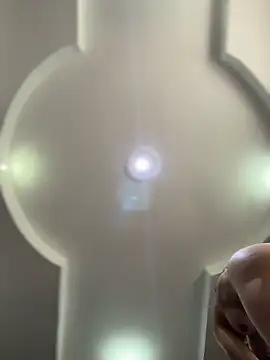 Snapshot of emiss_ chatting on November 9, 1:42 pm emiss online show from November 9, 1:42 pm