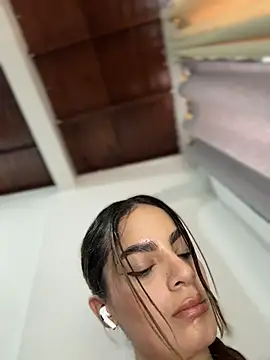 Snapshot of emiss_ chatting on November 16, 4:34 pm emiss online show from November 16, 4:34 pm