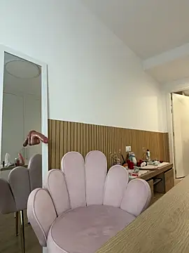 streetdoll online show from April 11, 7:02 am