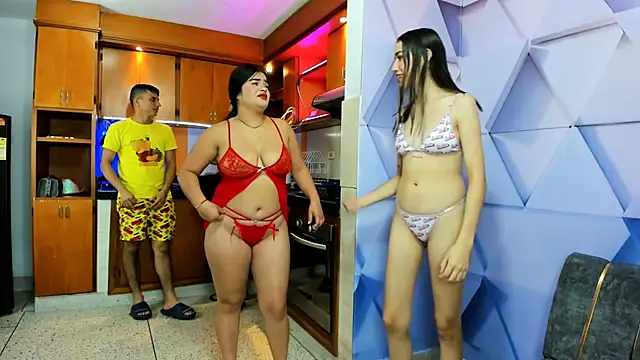 Snapshot of royalgirls_x chatting on January 22, 1:53 pm royalgirls x online show from January 22, 1:53 pm