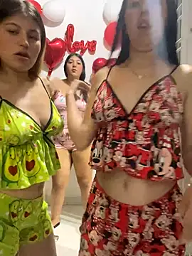 Snapshot of royalgirls_x chatting on September 23, 2:03 am royalgirls x online show from September 23, 2:03 am