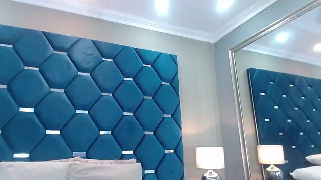 ThaniaJones online show from April 6, 11:55 am