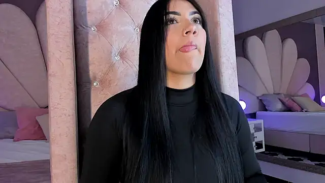 Snapshot of PaulinaDuarte chatting on March 6, 11:28 am PaulinaDuarte online show from March 6, 11:28 am