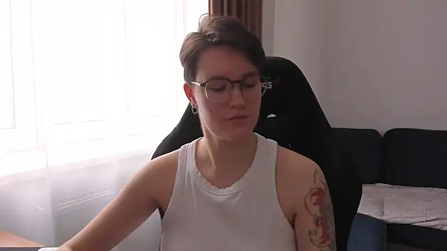 JessieFlower online show from April 5, 8:00 am