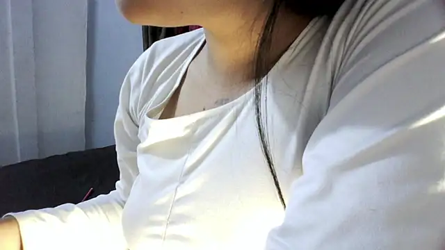 Snapshot of linzeysmith4 chatting on May 30, 7:49 am linzeysmith4 online show from May 30, 7:49 am