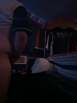 Snapshot of bigdickgio6923 chatting on February 19, 1:45 am bigdickgio6923 online show from February 19, 1:45 am