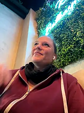 MoniqueLaFee online show from December 16, 8:41 am