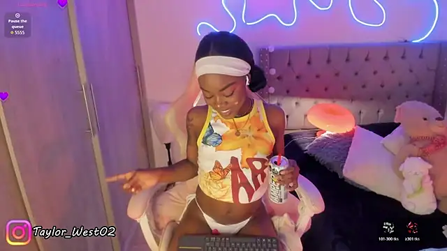 Snapshot of Miss_westt_ chatting on April 24, 7:44 am Miss westt online show from April 24, 7:44 am
