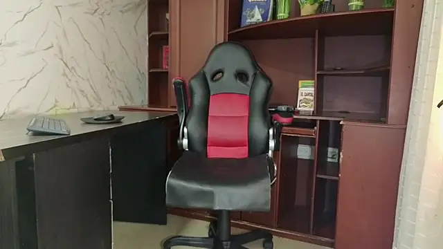 MissEscarleth online show from October 18, 2:36 am