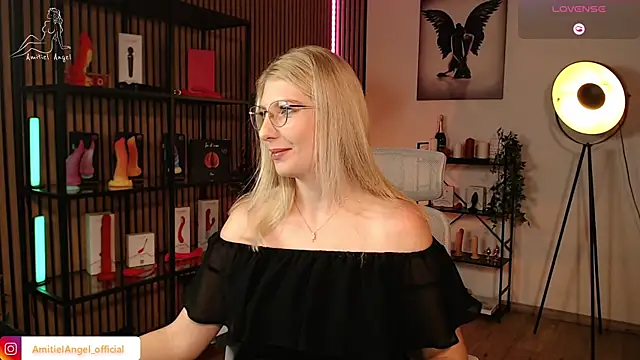 Snapshot of Amitiel_Angel chatting on November 22, 8:19 pm Amitiel Angel online show from November 22, 8:19 pm