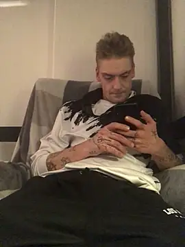 Snapshot of Simboxxx040 chatting on January 1, 8:15 pm Simboxxx040 online show from January 1, 8:15 pm