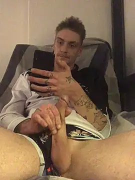 Snapshot of Simboxxx040 chatting on January 1, 11:18 pm Simboxxx040 online show from January 1, 11:18 pm