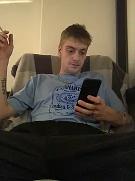 Snapshot of Simboxxx040 chatting on January 7, 11:03 pm Simboxxx040 online show from January 7, 11:03 pm