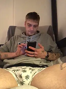 Snapshot of Simboxxx040 chatting on January 9, 3:26 am Simboxxx040 online show from January 9, 3:26 am