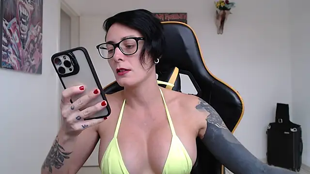 CrisBathoryxxx online show from December 22, 7:52 pm