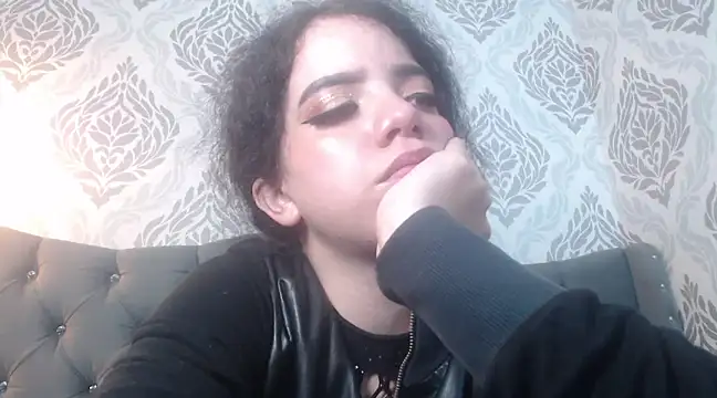 EmmaCowperr online show from March 18, 6:37 pm