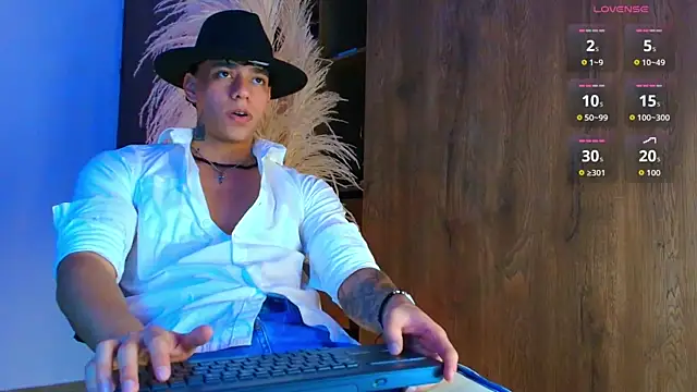 Snapshot of Josep_Davies chatting on October 31, 10:55 pm Josep Davies online show from October 31, 10:55 pm