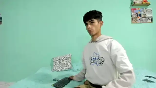 Snapshot of oliverhot2005 chatting on October 19, 8:31 pm oliverhot2005 online show from October 19, 8:31 pm