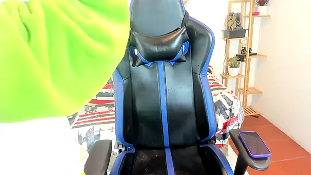 Snapshot of oliverhot2005 chatting on October 21, 4:57 am oliverhot2005 online show from October 21, 4:57 am