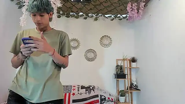 Snapshot of oliverhot2005 chatting on November 3, 2:40 pm oliverhot2005 online show from November 3, 2:40 pm