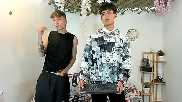 Snapshot of oliverhot2005 chatting on November 4, 7:57 pm oliverhot2005 online show from November 4, 7:57 pm