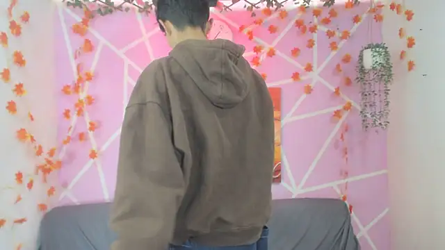 Snapshot of oliverhot2005 chatting on November 7, 7:36 pm oliverhot2005 online show from November 7, 7:36 pm