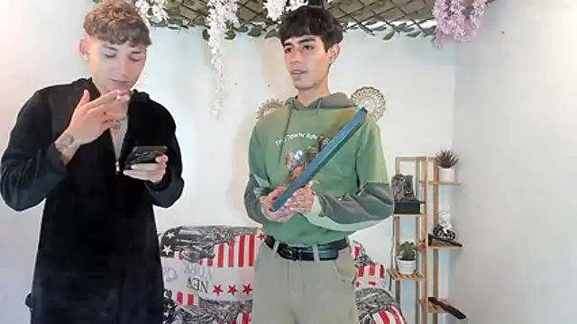 Snapshot of oliverhot2005 chatting on November 15, 3:30 pm oliverhot2005 online show from November 15, 3:30 pm