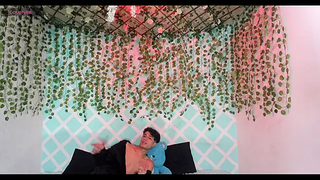 oliverhot2005 online show from December 19, 9:00 pm