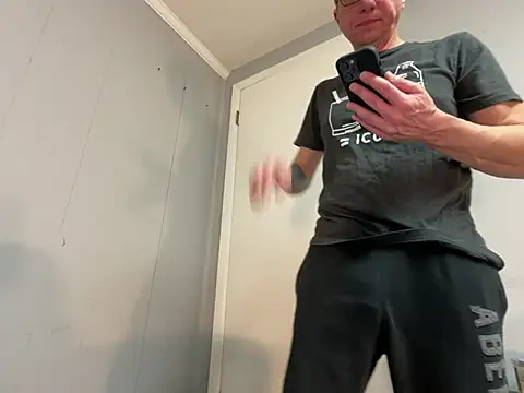 Snapshot of mouser21212 chatting on January 6, 6:25 am mouser21212 online show from January 6, 6:25 am