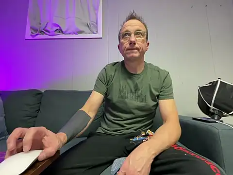 Snapshot of mouser21212 chatting on February 12, 5:05 pm mouser21212 online show from February 12, 5:05 pm