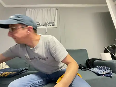 Snapshot of mouser21212 chatting on February 27, 7:37 pm mouser21212 online show from February 27, 7:37 pm