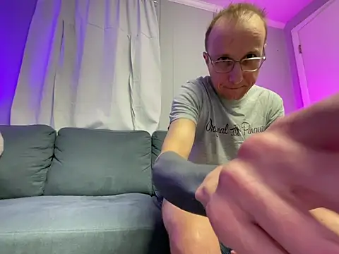 Snapshot of mouser21212 chatting on March 21, 12:29 am mouser21212 online show from March 21, 12:29 am