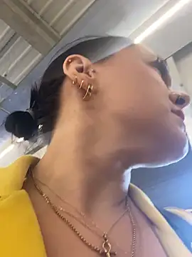 Snapshot of Luccreccia_ chatting on November 18, 3:05 pm Luccreccia online show from November 18, 3:05 pm