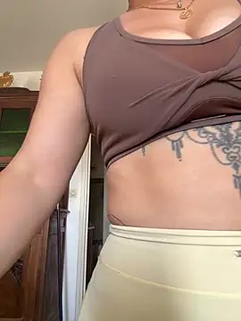 Snapshot of Luccreccia_ chatting on May 6, 1:05 pm Luccreccia online show from May 6, 1:05 pm