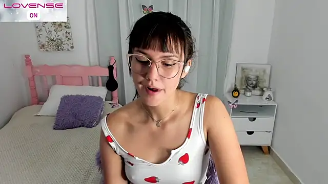 Snapshot of cute_roxy chatting on October 25, 3:58 am cute roxy online show from October 25, 3:58 am