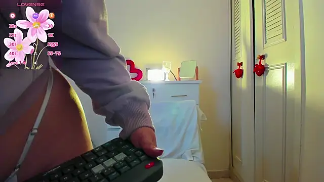 LisaHadwin online show from September 18, 7:16 pm