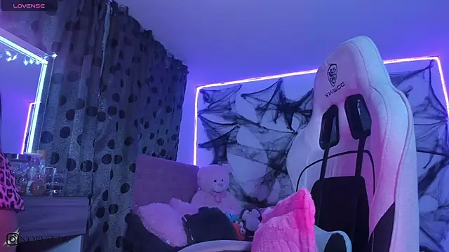 Snapshot of satanbabee chatting on October 8, 11:35 pm satanbabee online show from October 8, 11:35 pm