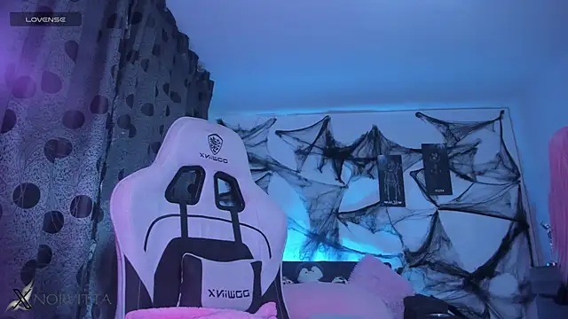 Snapshot of satanbabee chatting on October 26, 12:49 am satanbabee online show from October 26, 12:49 am