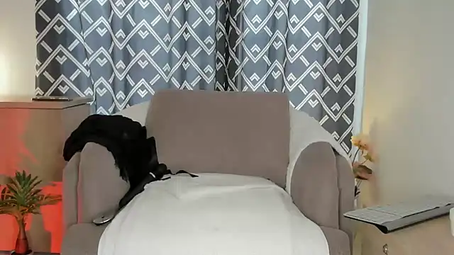 Snapshot of alyjonesoficiall chatting on April 18, 7:40 pm alyjonesoficiall online show from April 18, 7:40 pm
