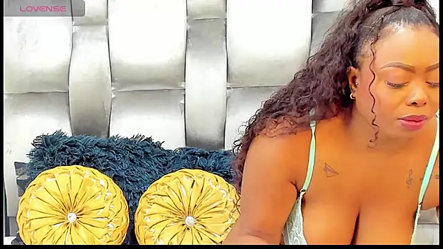 Snapshot of CamilaBenitez chatting on April 13, 11:59 am CamilaBenitez online show from April 13, 11:59 am