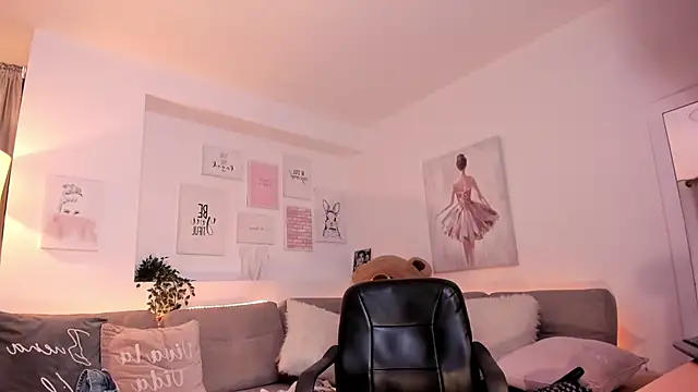 Snapshot of Nicolle_foxy chatting on February 18, 2:05 am Nicolle foxy online show from February 18, 2:05 am