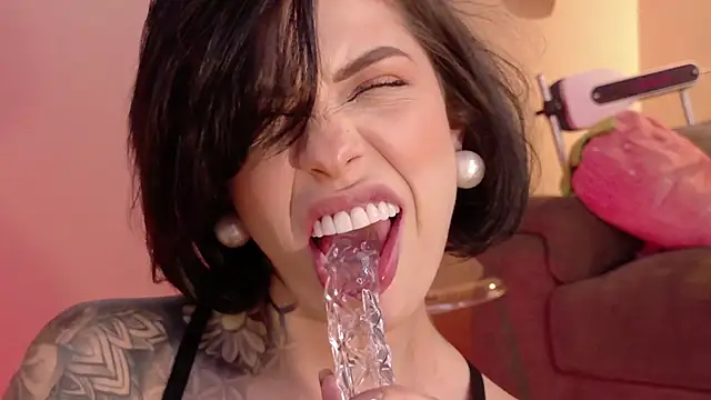 Hannah Borbon online show from November 3, 1:40 am