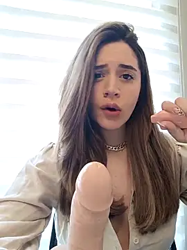 maliciaworld online show from March 8, 6:05 pm