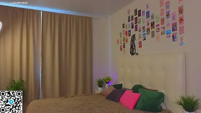 oliviabr0wn0 online show from October 18, 2:14 am