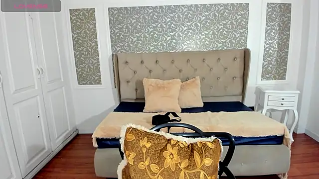 KimWessel  online show from February 25, 7:36 pm