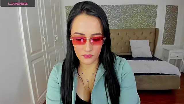 KimWessel  online show from April 17, 7:28 pm