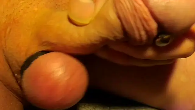 Snapshot of TheHardone_29 chatting on December 18, 4:07 am TheHardone 29 online show from December 18, 4:07 am